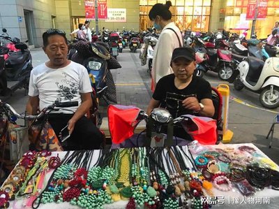 鄭州二七區(qū)“溫暖之家” 地?cái)偵系氖止に嚻?，每一件都藏著一個(gè)故事